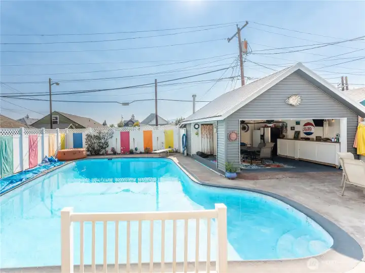 Sparkling 12.5-foot pool with new 2023 pump, ready for summer fun and entertaining