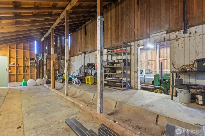Red Barn - tons of storage inside