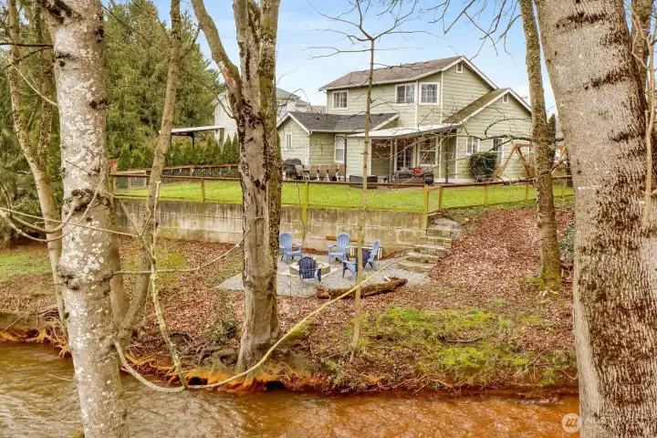 A setting that’s hard to beat! Enjoy the calming sounds of Fishtrap Creek in your backyard, beautiful mature trees, and a prime location across from Lynden’s Million Smiles Playground with trails connecting you to much of the city.