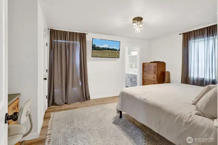 Main floor primary bed with attached bath en-suite.