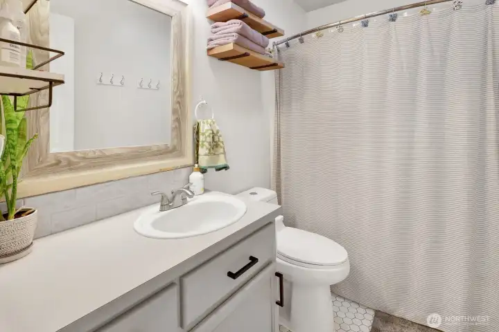 A full bathroom upstairs, perfect for two bedrooms to share.