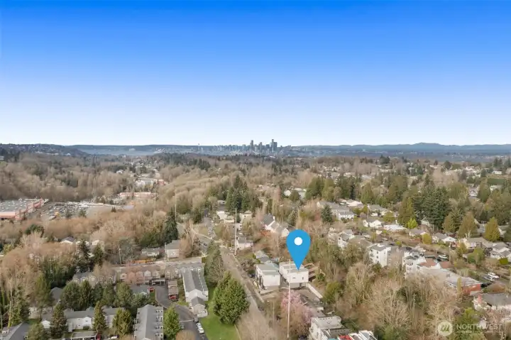 Hello, downtown Seattle! Easy access to commute.