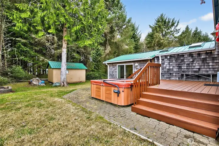 Back Deck & Hot Tub