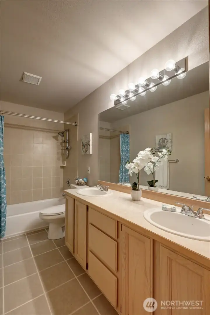 Upstairs Full Bathroom
