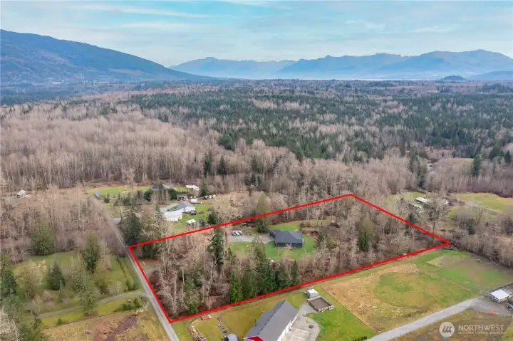 Approximate property line, buyer to verify.