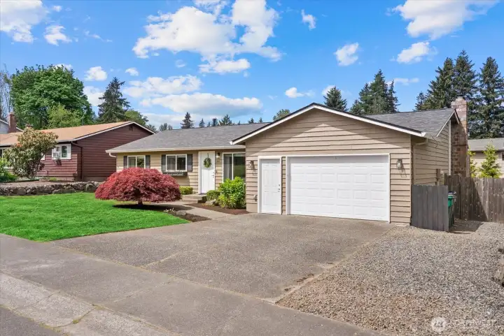 Double garage, but also a gravel pad for parking your extracurricular vehicle!