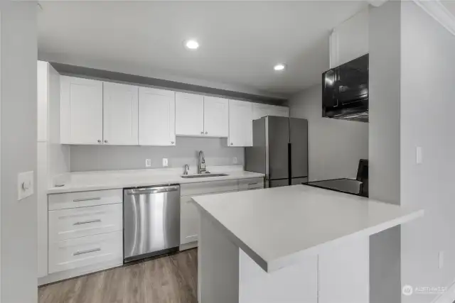 Kitchen offers great prep space for cooking and entertaining.