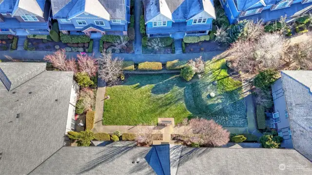 Lovely courtyard with park setting for walking or pets