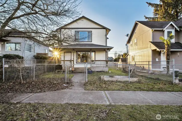 Fully fenced front/ back yard