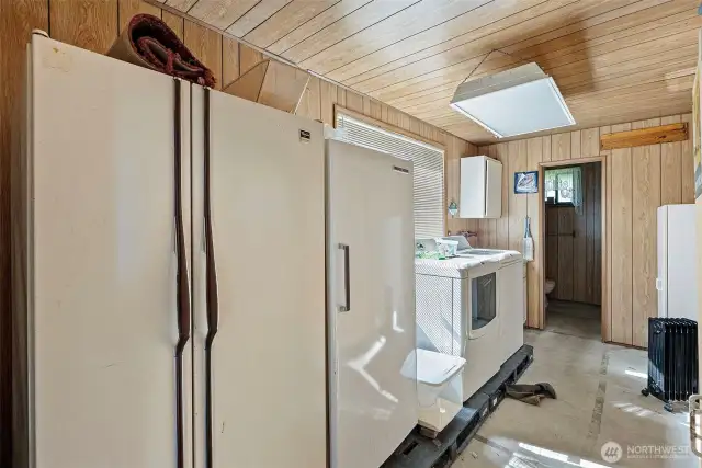 Garage has w/d, fridge and bathroom