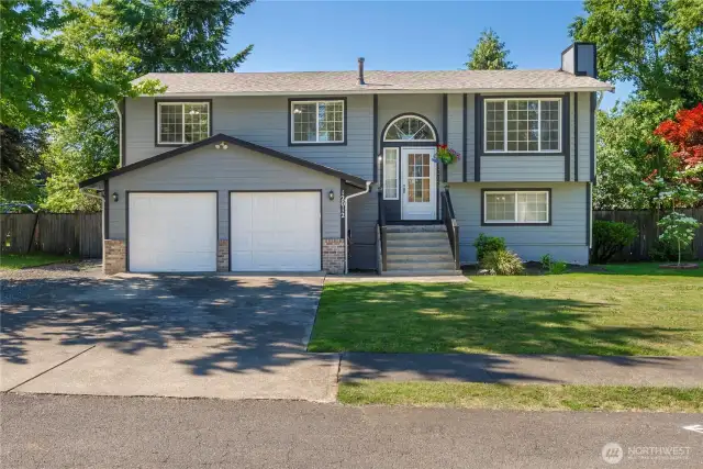 Beautiful home with 3 bed+ bonus room on a large lot!