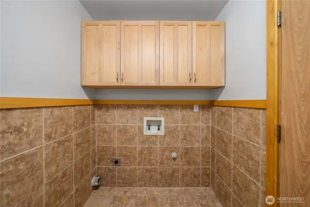Washer/dryer hook up in the half bath downstairs