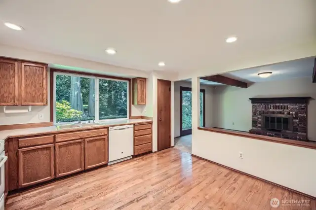 Entertaining flowing floor plan from kitchen to family room