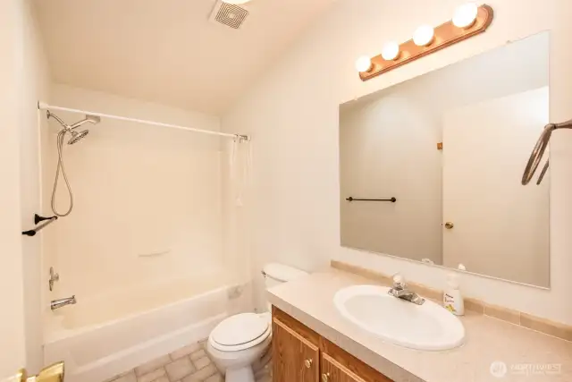 Main bathroom (full bath)