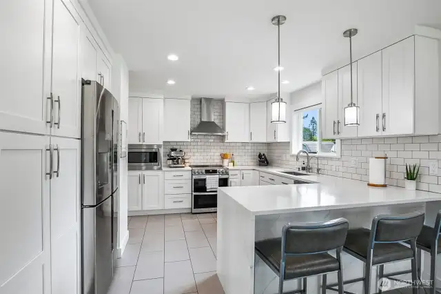 Beautiful modern look kitchen w/quartz counters