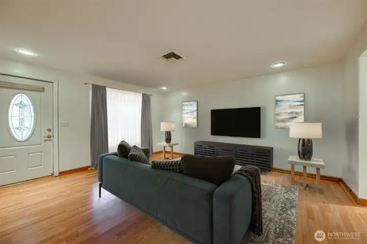 Living room (vir. staged)