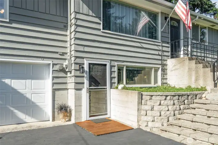 Separate downstairs entry- ideal ADU setup!