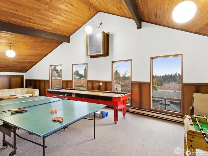 Upper level has game room with ping pong table., põhus ball table and more.
