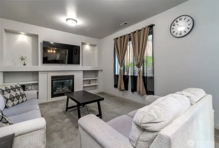 Living Room w/ Gas Fireplace