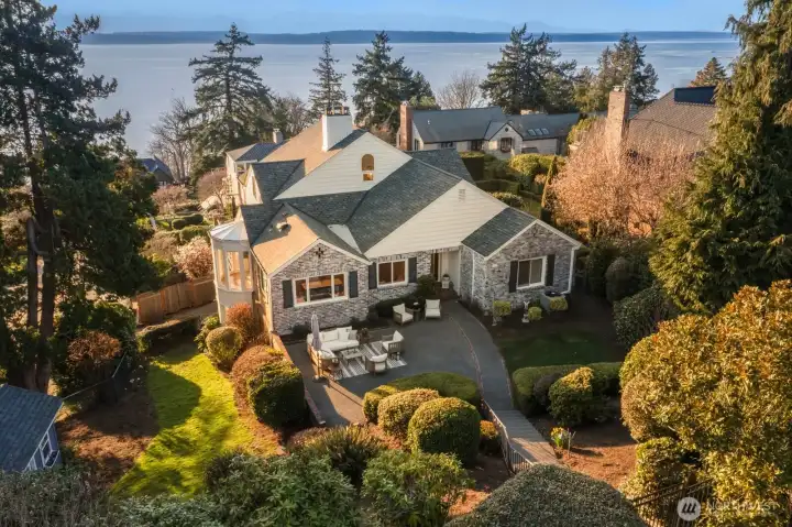 This exceptional home is conveniently located to Magnolia Village, Magnolia Community Center, Elliott Bay Marina, Discovery Park, Expedia’s headquarters at the foot of the Magnolia Bridge, Fisherman’s Terminal, Ballard Locks, Amazon Campus & South Lake Union, Myrtle Edwards Waterfront Park, Public Market, Seattle’s re-imagined waterfront and Aquarium, Colman Ferry Terminal, Seattle Center, Space Needle and Chihuly Gardens, and is an effortless commute to downtown!