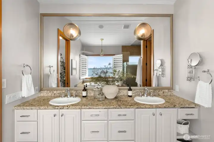 Double sink vanity in primary bath