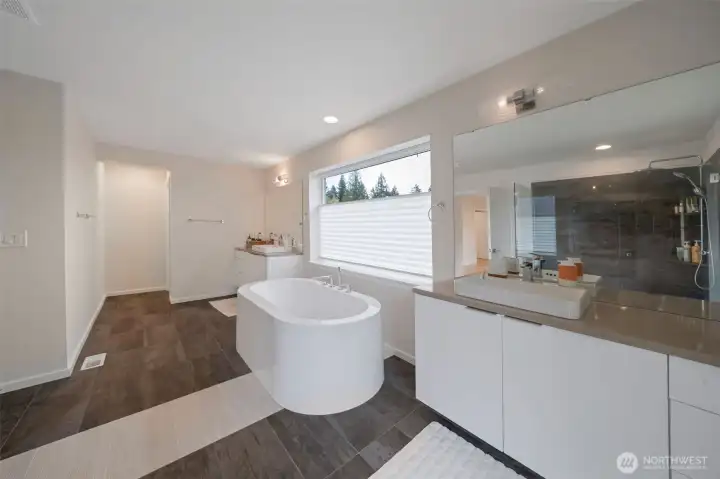 Luxurious 5-piece bathroom - another view