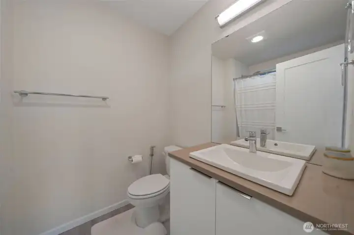 2nd guest suite bath