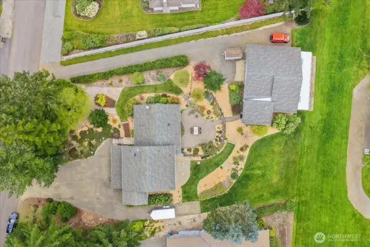 Aerial of the property. Notice the separate driveway to the hangar.