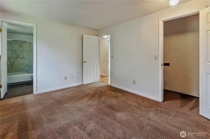 Spacious primary bedroom with a private en suite bath. Spacious primary bedroom with a private en suite bath.