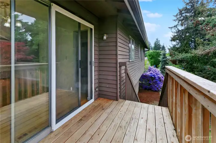 Lovely cedar deck off the dining room. Lovely cedar deck off the dining room.