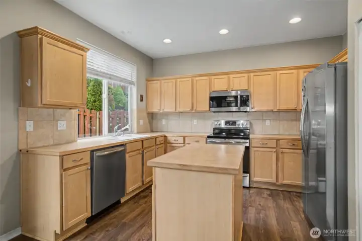 Large kitchen with lots of counter space 12'x10'
