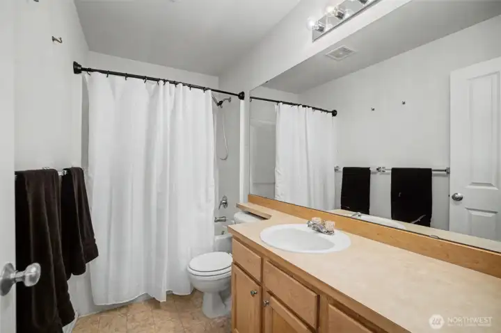 Upper floor hallway full bathroom.