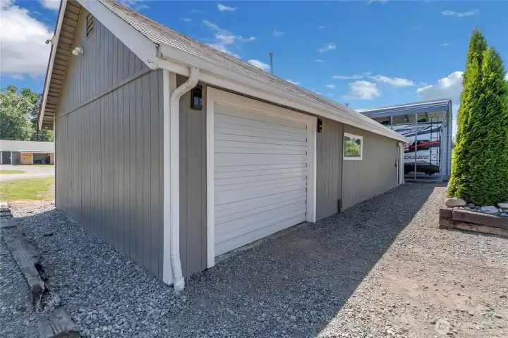 Middle garage 20' x 44', 100A 240V electrical, insulated with propane furnace