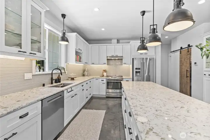 Spacious & elegant kitchen