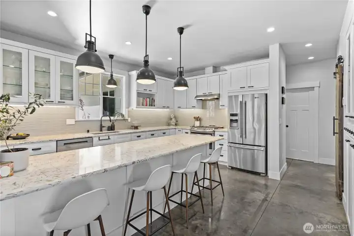 Spacious & elegant kitchen