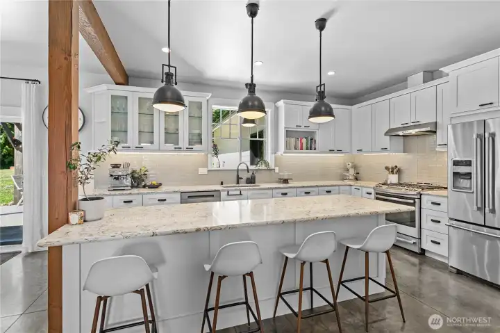 Spacious & elegant kitchen