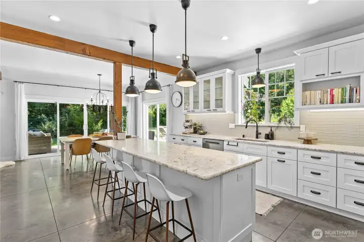 Spacious & elegant kitchen