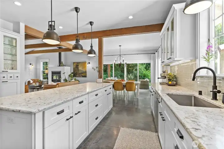 Spacious & elegant kitchen
