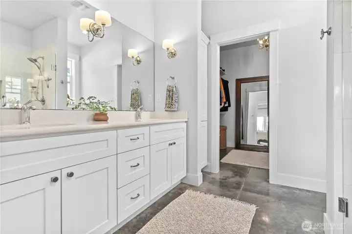 Ensuite w/ walk-in closet