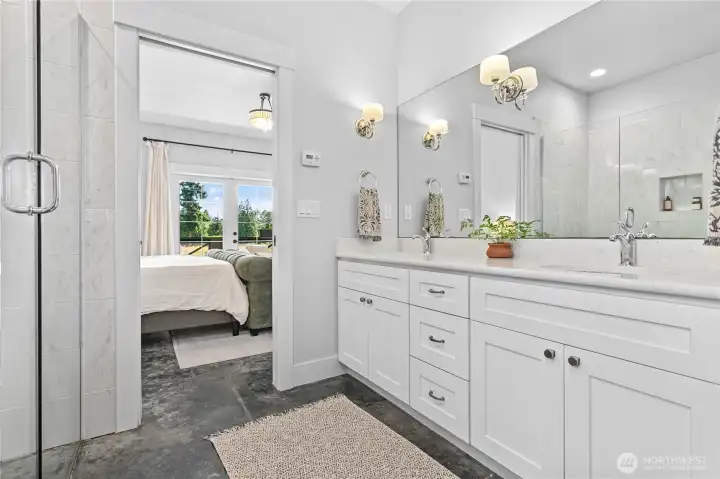 Ensuite w/ walk-in closet