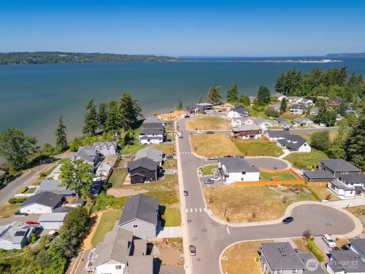 The home is just a very short walk to the beach and Montfort Park. The home is just a very short walk to the beach and Montfort Park.
