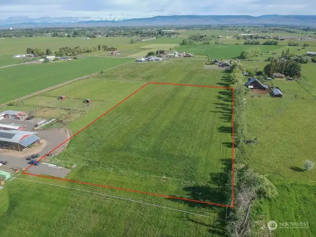 Gorgeous 5 acres that is flat and ready to build on