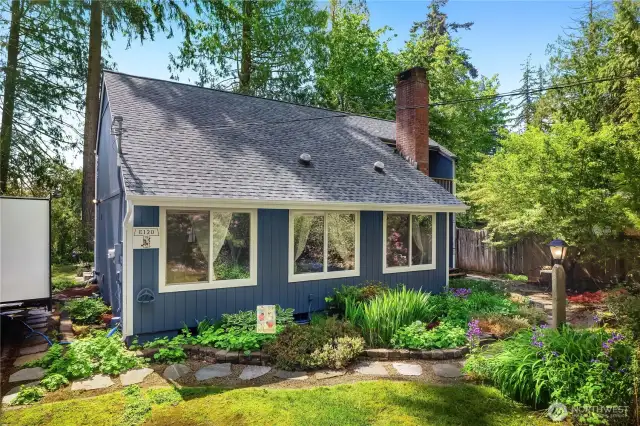 Welcome home! NEW Roof NEW Paint - move in today!