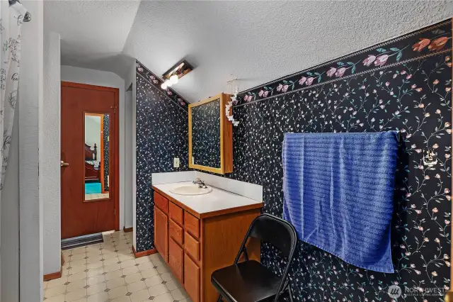 Bathroom connecting the 2 bedrooms upstairs.