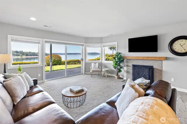 Amazing sized living area for media space or play area