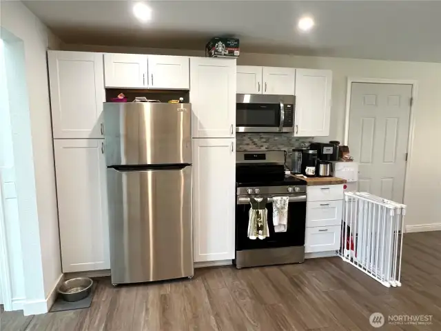 Newer appliances gently used.