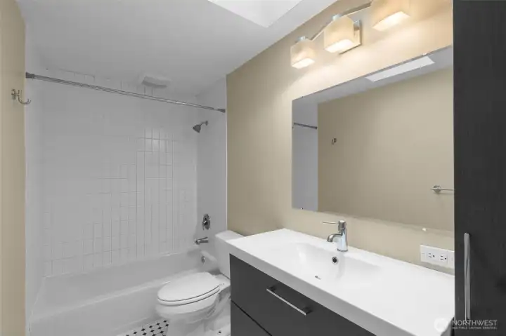 Updated primary en-suite bath with skylight