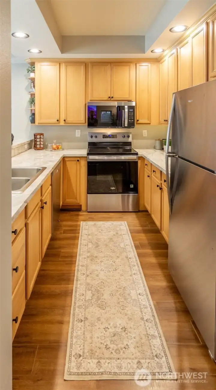 New Stainless steel appliances and beuaitful quartz kitchen countertops make this a wonderful place for cooking!