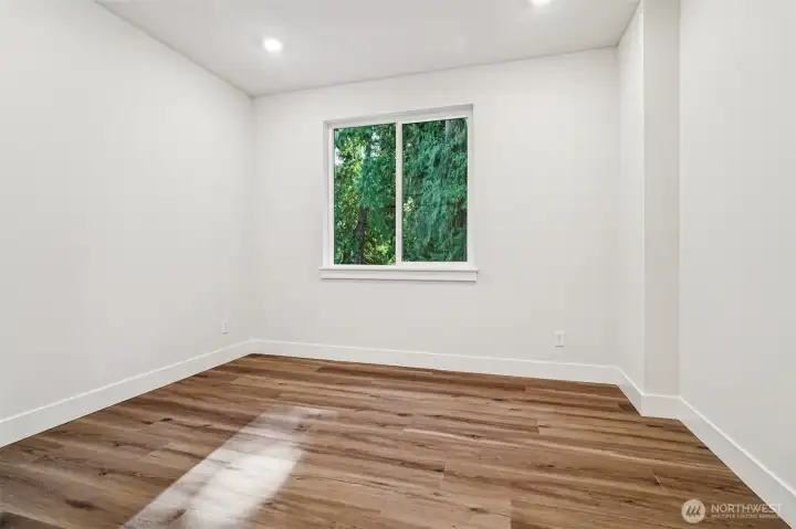 Bdrm on main with adjacent 3/4 bath