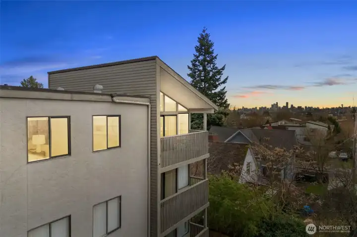 Top-floor, fully remodeled unit with sunset views of the Seattle skyline, space needle, & Olympic mountains